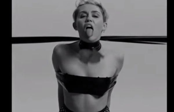 SOCHEAZA din nou. Miley Cyrus isi prezinta clipul SADO-MASOCHIST la un Festival de film EROTIC | GALERIE FOTO