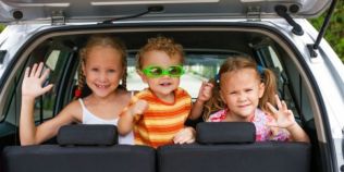 Sfaturi practice pentru minivacanta de 1 Mai: cum sa calatoresti cu un copil mic in masina