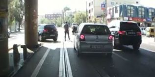 VIDEO Proba rara de politete. Un tanar din Iasi opreste masina in mijlocul traficului si ajuta o batrana sa traverseze