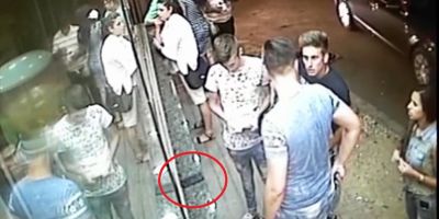 VIDEO Tanar cautat de politie, dupa ce a plecat cu un telefon mobil uitat pe tejgheaua unui fast food