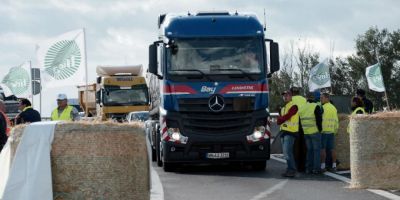 Protestul fermierilor francezi blocheaza drumuri dinspre Spania si Germania