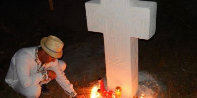 Culmea credintei in Bucuresti: zeci de oameni aprind lumanari la crucea pusa de 