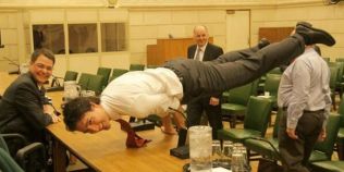 FOTO Premierul Canadei, mai tare ca Putin! Cum impresioneaza lumea cu exercitii de yoga
