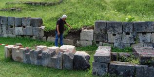 Sarmizegetusa Regia sub amenintarea naturii: blocuri din zidul capitalei Daciei s-au prabusit dupa ploile torentiale
