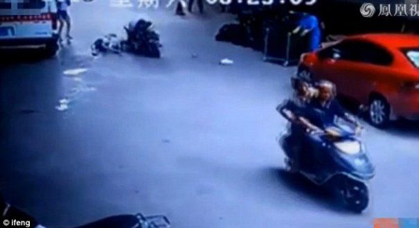 Cel mai BIZAR accident din lume a fost surprins de camerele de supraveghere: Nu o sa-ti vina sa crezi ce a patit acest motociclist | VIDEO SOCANT