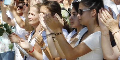 VIDEO Peste o mie de persoane imbracate in alb, cu flori in maini, le-au adus un omagiu victimelor atacului de la Nisa