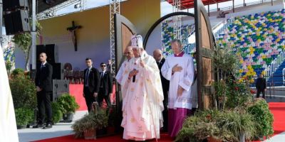 Prezenta redusa la slujba oficiata de Papa Francisc in Georgia