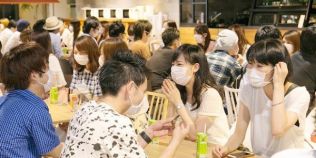 VIDEO Japonezii organizeaza intalniri cu masti chirurgicale pentru a trece peste timidate