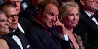 Reactiile amuzante ale lui Sting in timp ce-si asculta hit-ul 