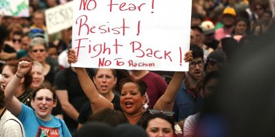 Sute de oameni protesteaza fata de militantii de extrema-dreapta la Boston