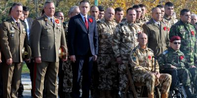De Ziua Veteranilor, ministrul Mihai Fifor i-a laudat militarii din teatrele de operatii si i-a comemorat pe cei 29 de militari cazuti la datorie