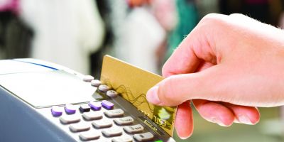Parlamentul incurajeaza platile cash si, implicit, evaziunea. 73% dintre comercianti pot refuza plata cu cardul